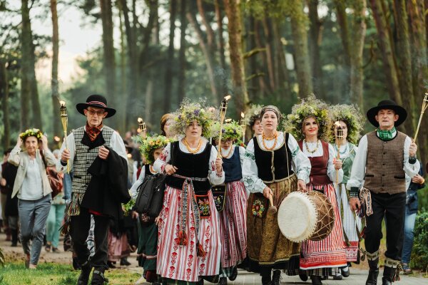 Neringa ruošiasi Joninėms: ilgąjį savaitgalį džiugins folkloro festivalio renginiais