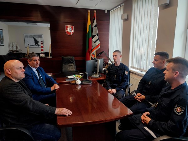 Neringos gelbėtojams talkina Ugniagesių gelbėtojų mokyklos kursantai