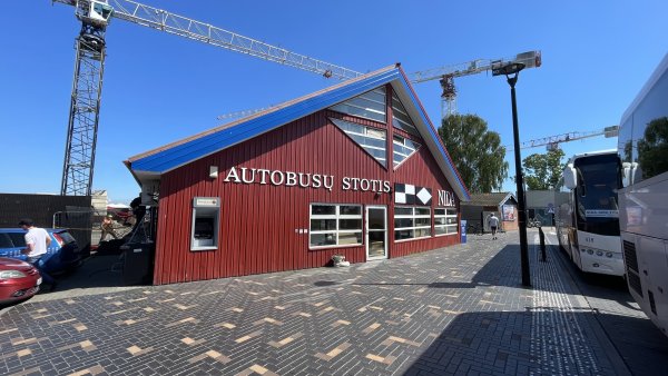 Pokyčiai Kuršių nerijoje: atnaujinta Nidos autobusų stotis, daugėja reisų ir paslaugų keliaujantiems
